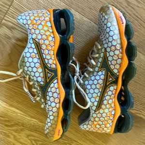 Women’s 7.5. Mizuno Wave Prophecy 3